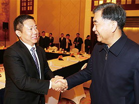 十九屆中央政治局常委，第十三屆全國(guó)政協(xié)主席汪洋與周海江握手合影